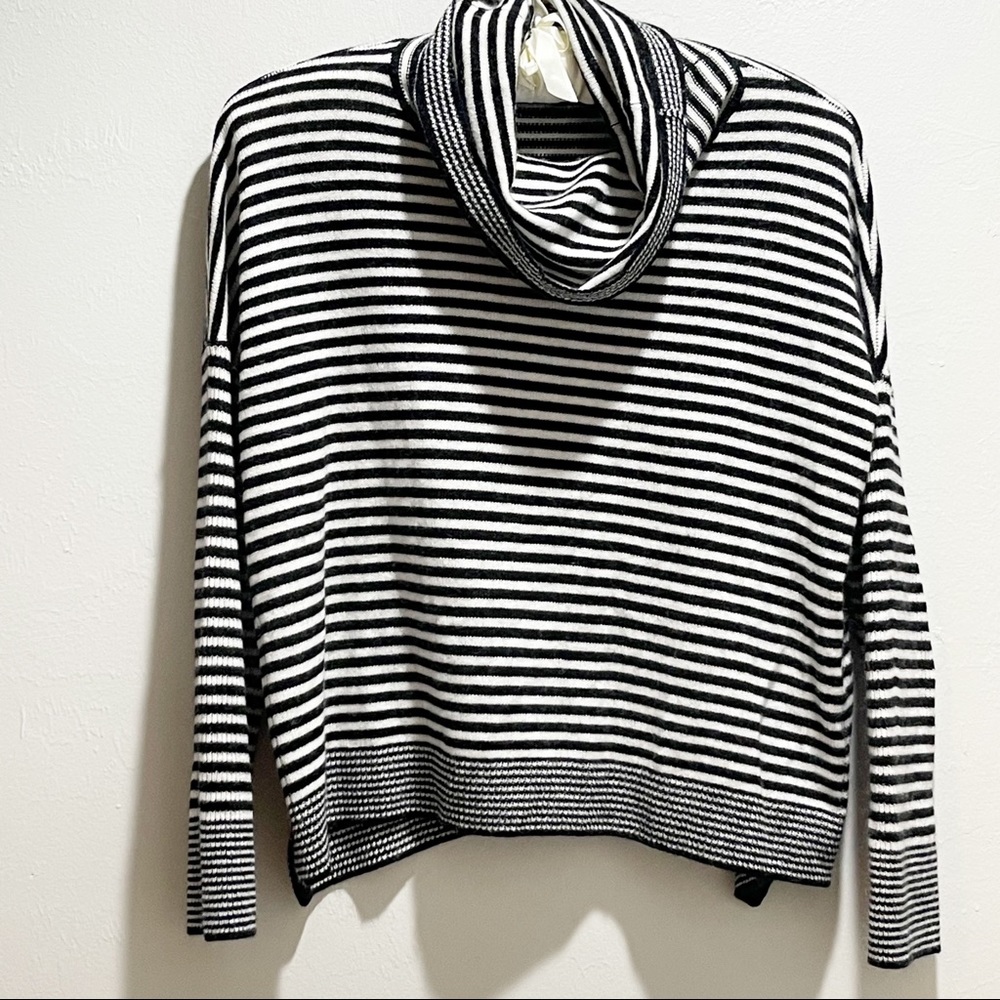 ALICE + OLIVIA BASE Women’s Black Ivory Stripe Cowl Neck Sweater